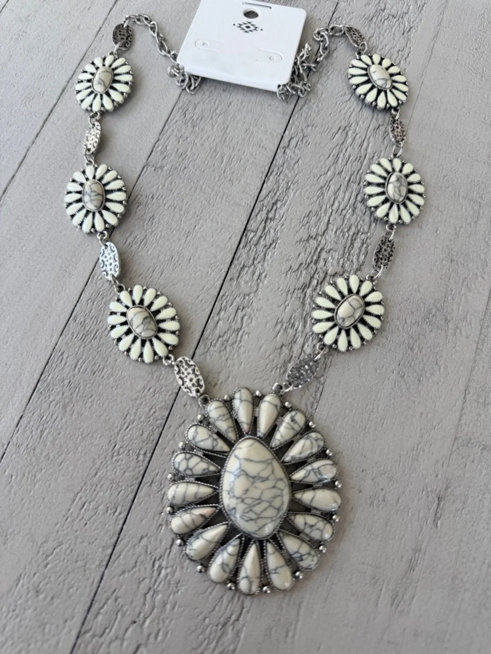 Western Fashion White Howlite Flower Statement Necklace